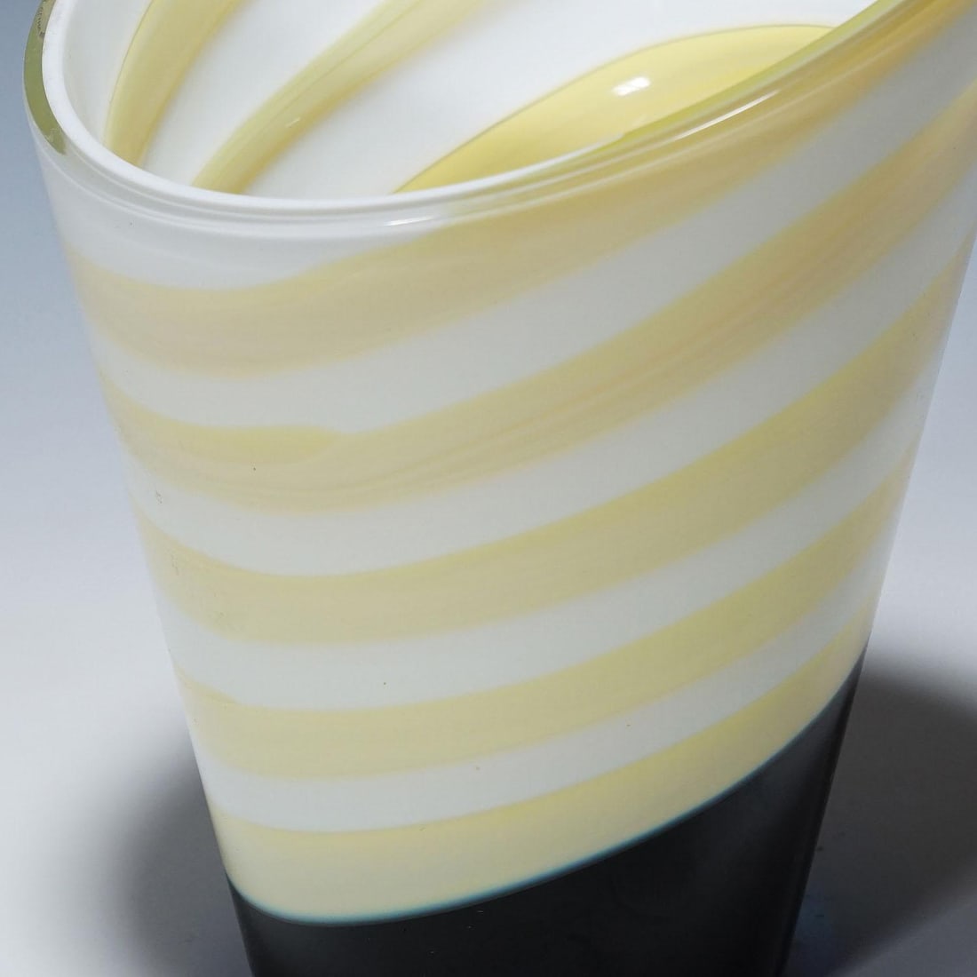 Venini Art Glass Vase 'Asimmetrico' by Gianni Versace, Murano 1997 - 4