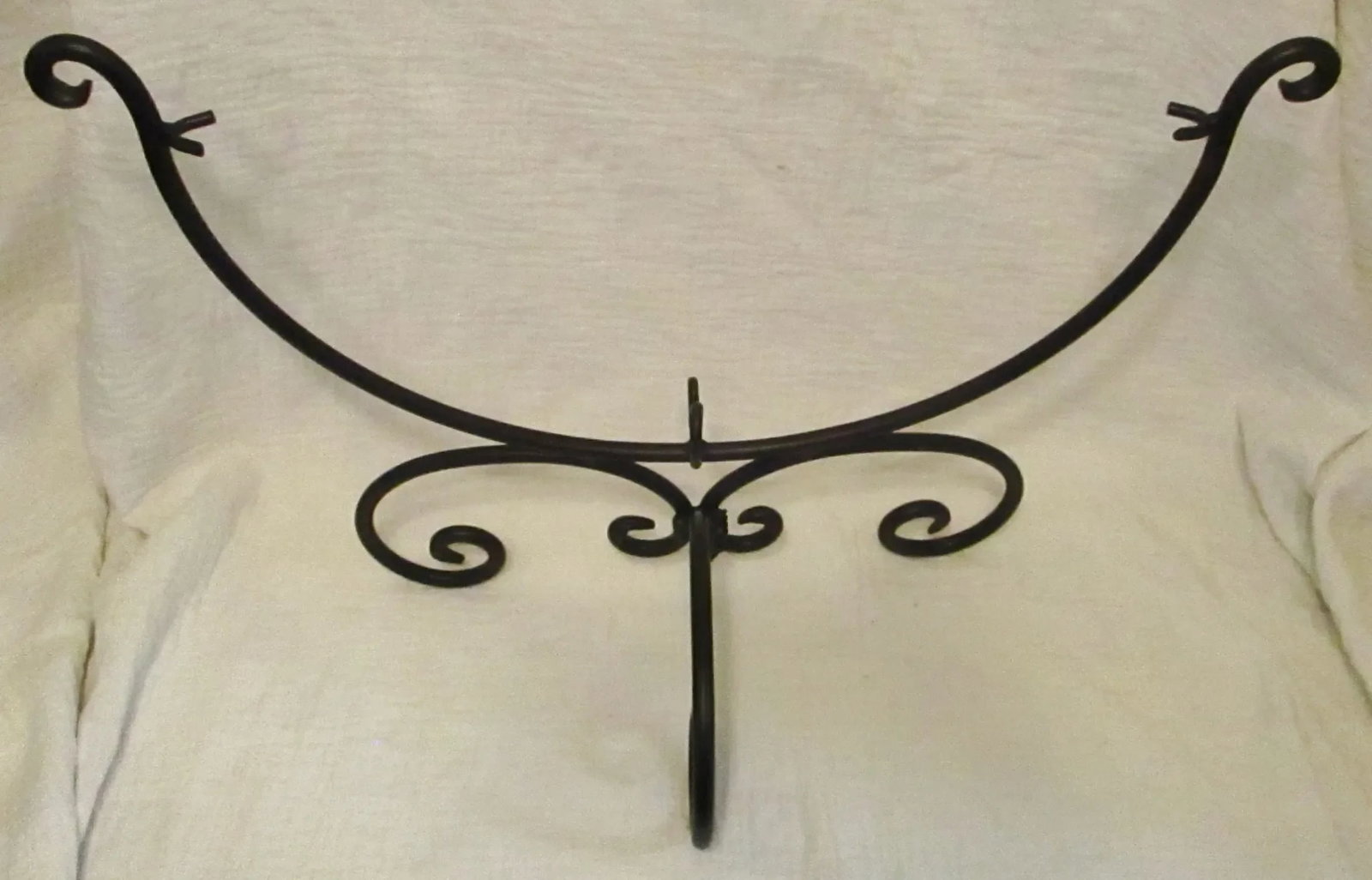 1990s Large Decorative Leather Trimmed Wire Medallion Plate With Wrought Iron Stand - 9