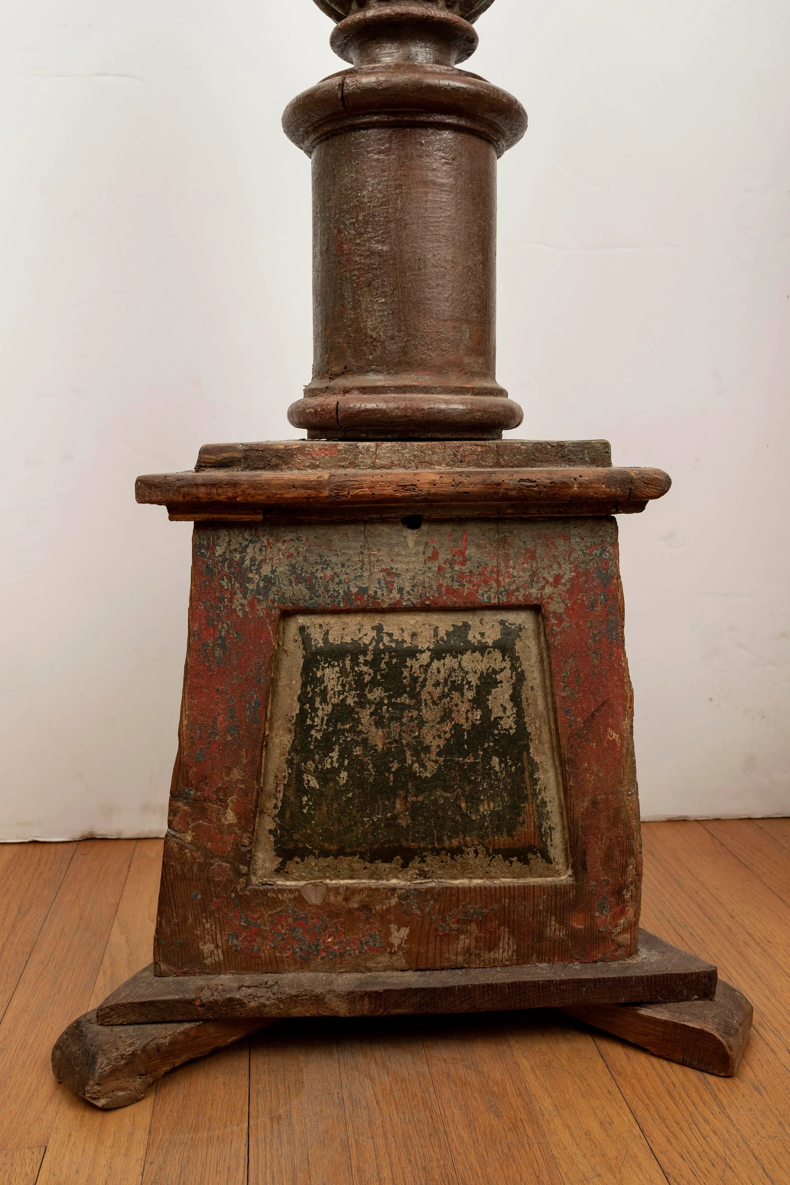 Pair of 18th Century Italian Torchères - 9