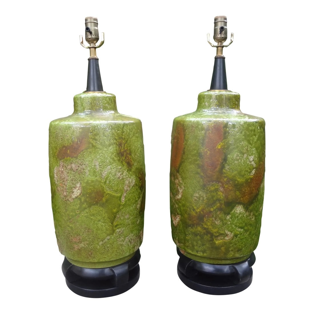 Pair of Hollywood Regency Lamps Attributed to James Mont: Pair Of Hollywood Regency Lamps Attributed To James Mont. Offered Is A Large Scale Pair Of Beautifully Glazed Ceramic Lamps In Stunning Shades Of Green Mounted On An Asian Modern Base. These Mid Centu