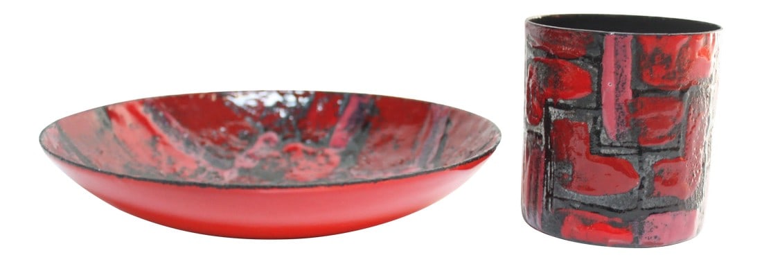 Vallenti Mid-Century Italian Ceramic Smoke Set: Gorgeous two-piece smoke set composed of an ashtray and cigarette holder. (Both pieces can be used decoratively as an alternative to smoking accessories.) The set boasts beautiful, vivid colors of pin