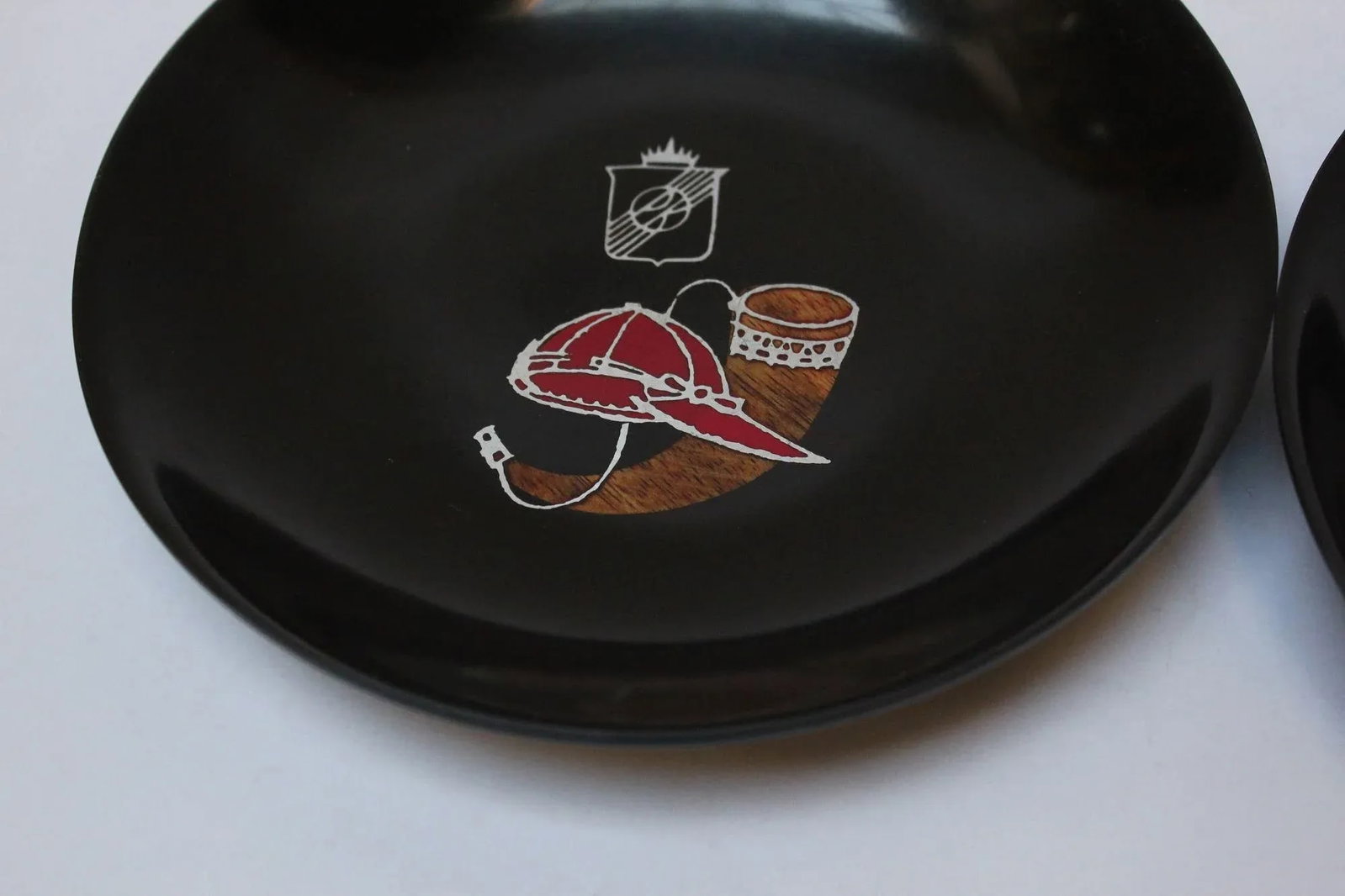 Set of Four Mid-Century Black Resin Inlaid Couroc Hunting Motif Plates - 7