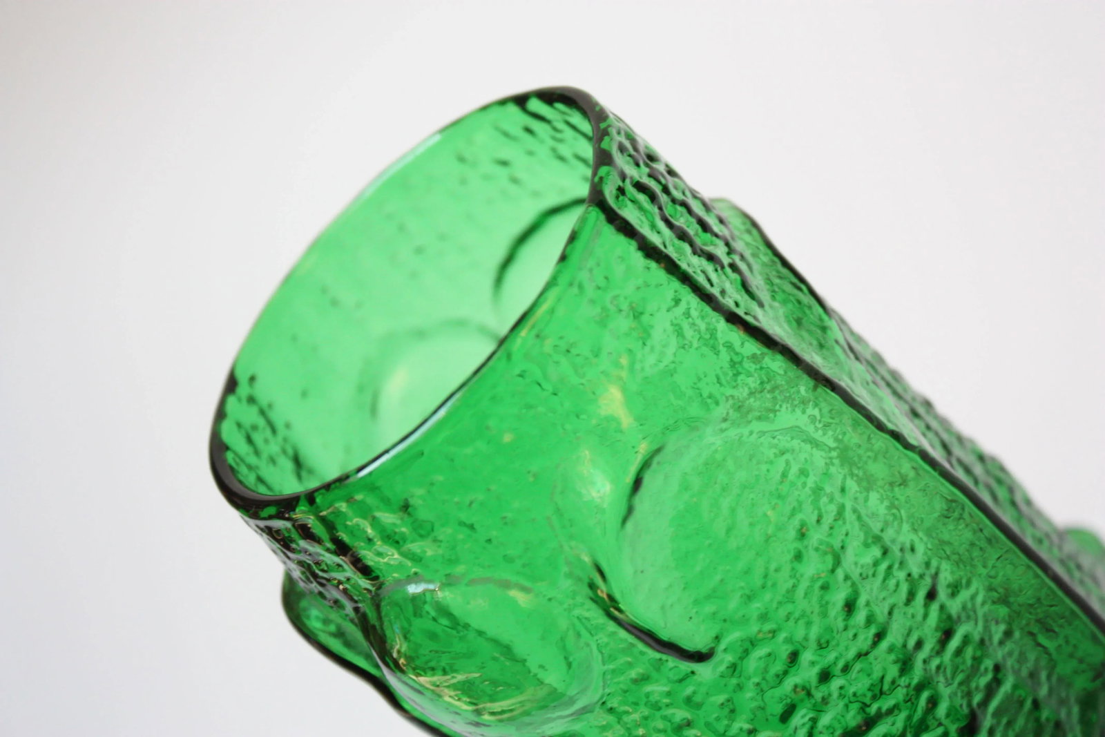 Stelvia Emerald Blown-Glass 'Antiqua' Vase designed by Wayne Husted - 4