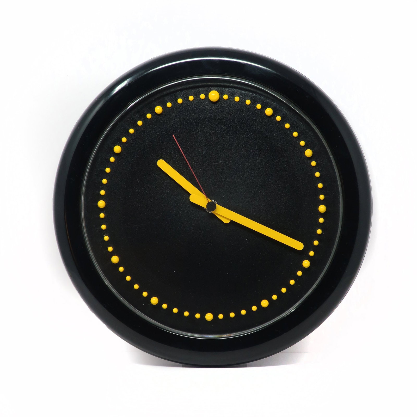 1980s Postmodern Black and Yellow Rexite Zero 980 Wall Clock: Designed by Raul Barbieri and Giorgio Marianelli for Rexite in 1981, this Zero 980 wall clock has a striking yellow and black color combination. Black plastic case, yellow hands, and raised yellow pla