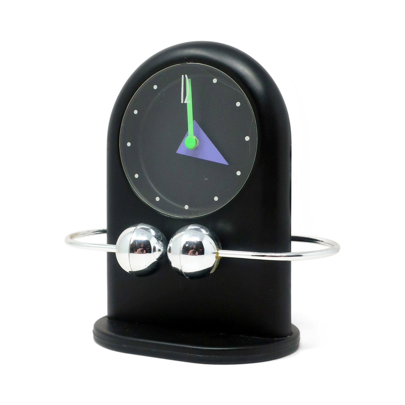 1980s Postmodern Black & Silver Pendulum Desk Clock: A fantastic postmodern vintage desk, mantel, or shelf clock with a oval base, rounded top case, geometric hands, and a silver pendulum 'ring' above the base of the clock that keeps the beat to the