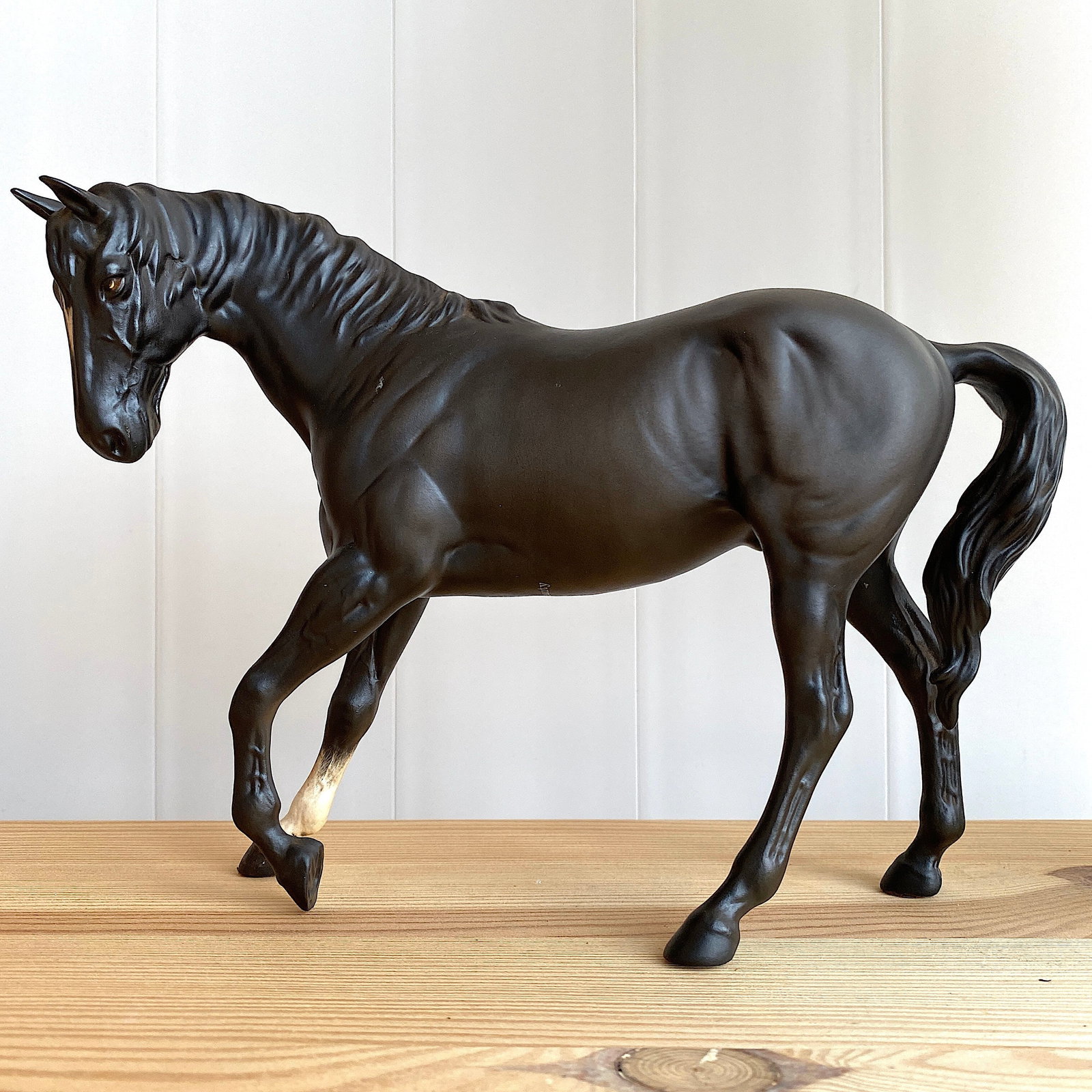 Signed Porcelain Horse Statue - Black Beauty: Title: Signed Porcelain Horse Statue - Black Beauty Maker:Unknown Origin: England Date/Period:Unknown Materials:Porcelain Size:Size: 27 x 8 x 19 cm Description:Signed Porcelain Horse Statue - Black Be