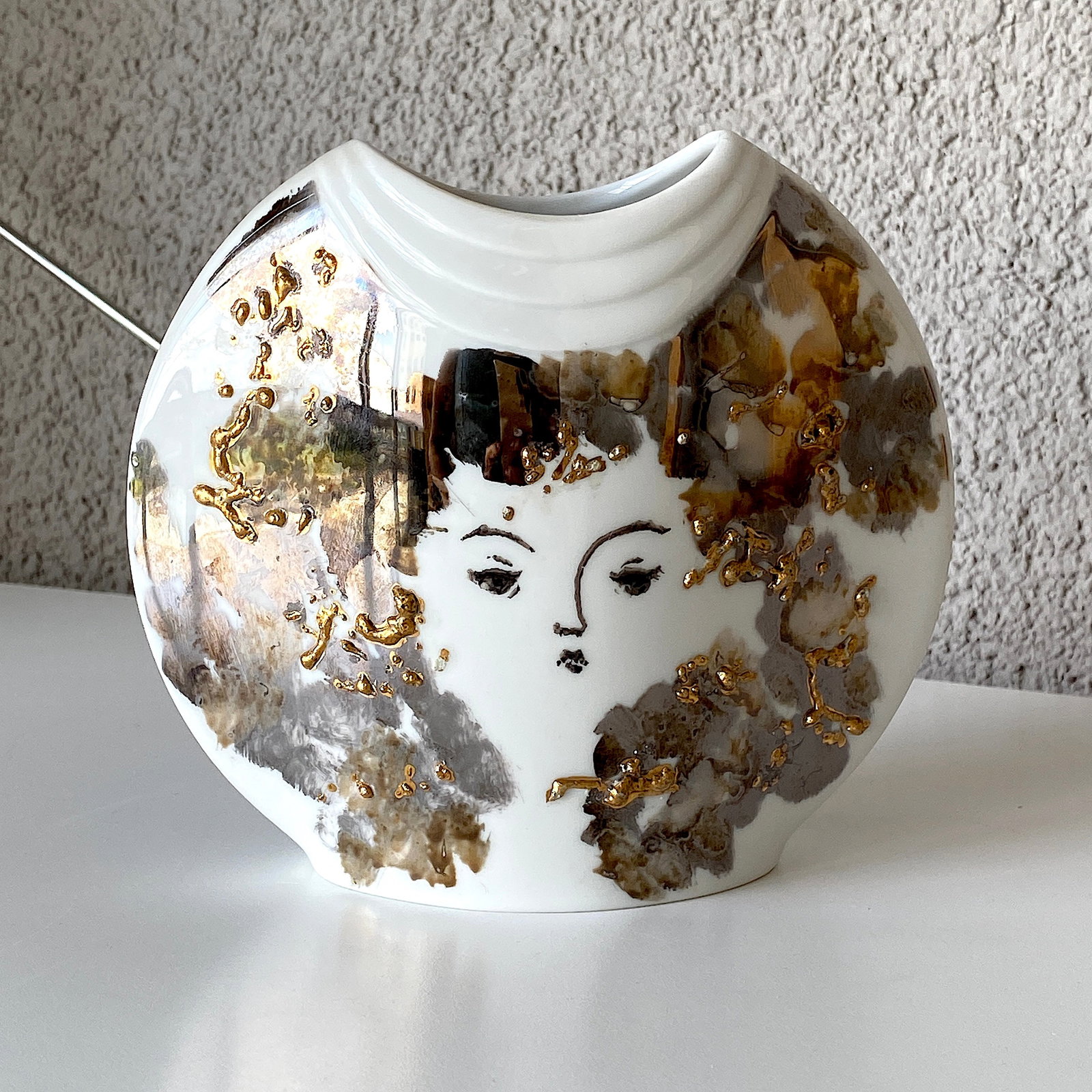 Handpainted porcelain vase: Title: Handpainted porcelain vase Maker:Unknown Origin: Germany Date/Period:Unknown Materials:Porcelain Size:Height: 12 cm,Lenght: 15 cm Description:Shipping: safely packed, DHL EXPRESS (courier mail 