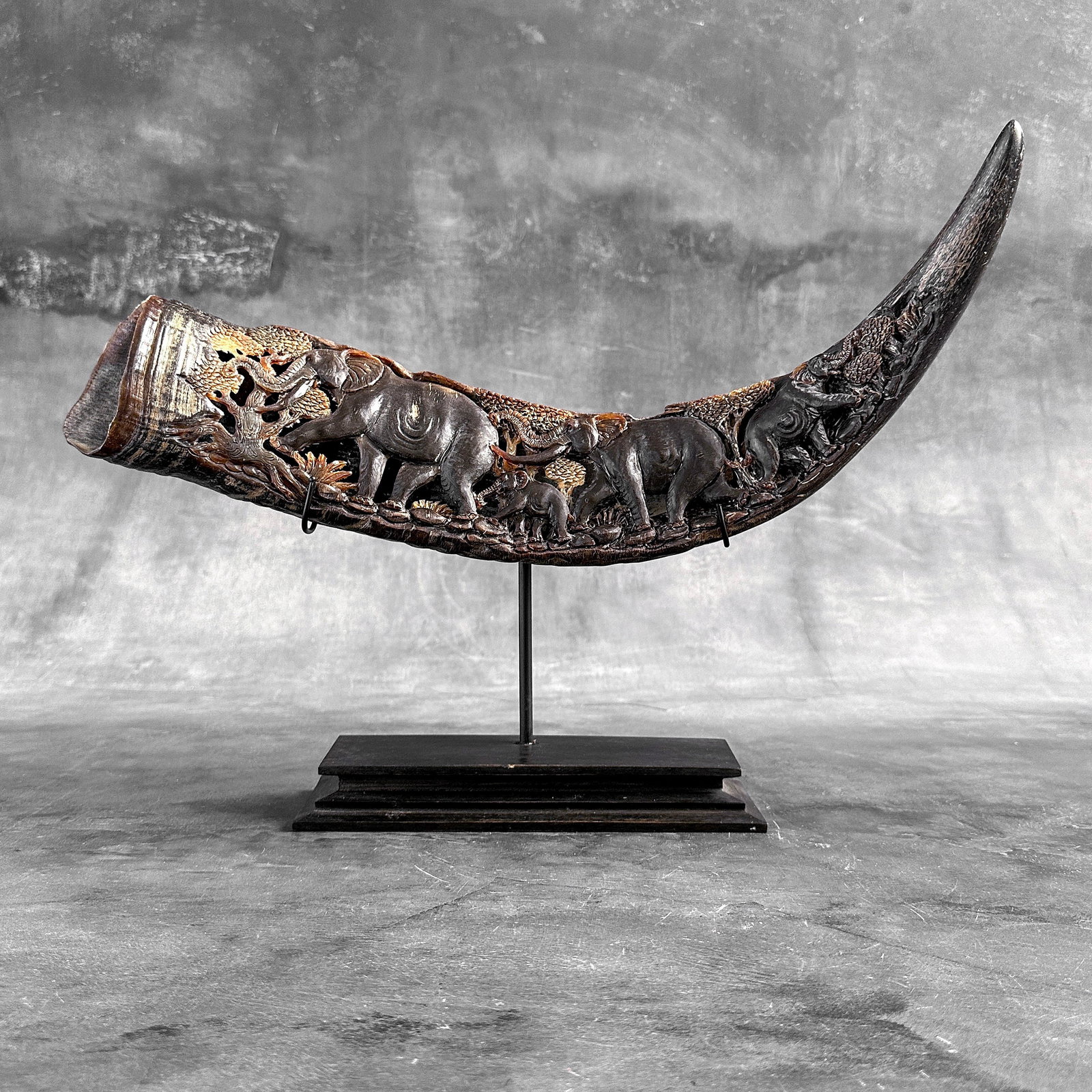 Finely engraved large waterbuffalo horn - Elephants motif - 10