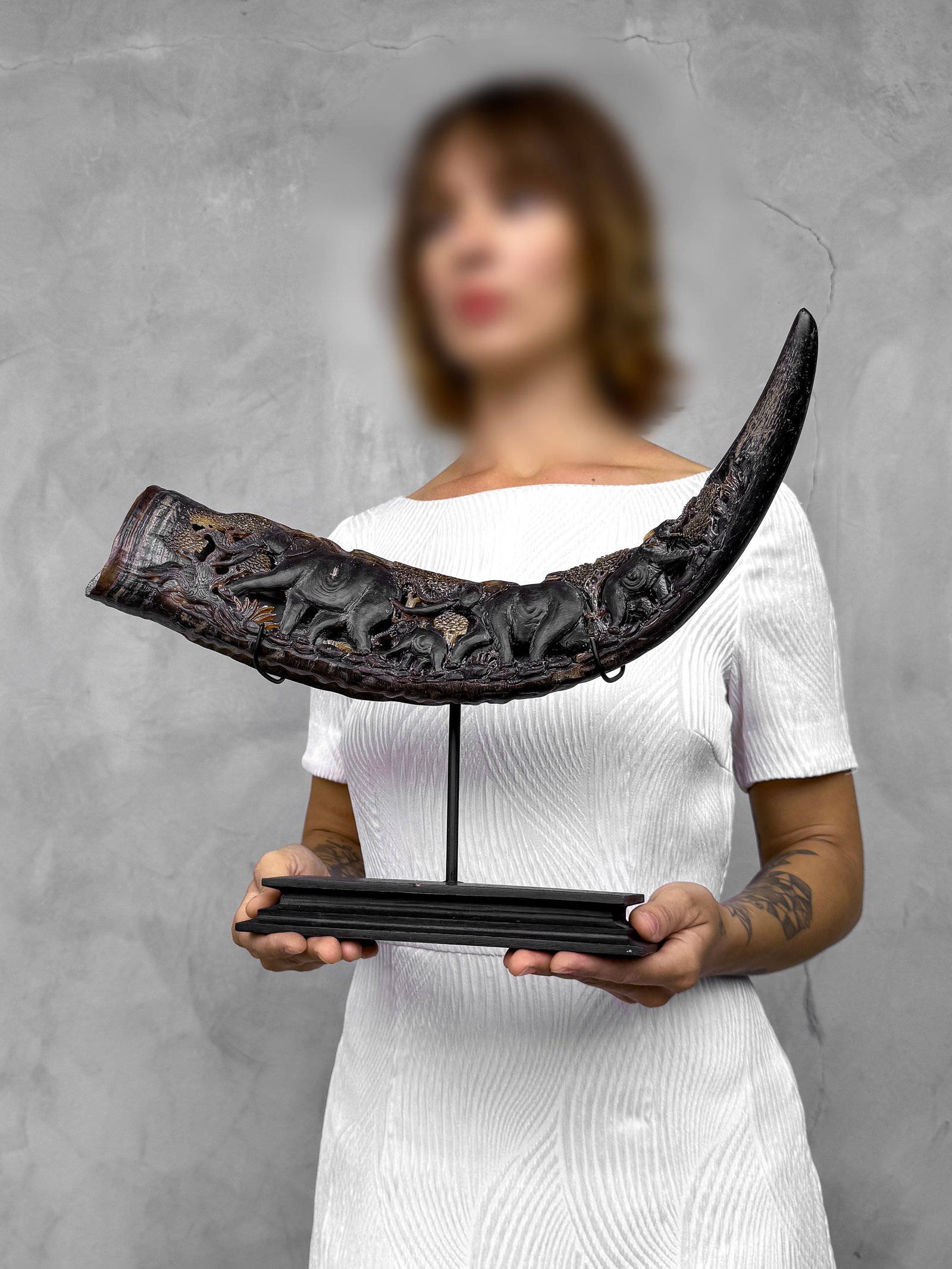 Finely engraved large waterbuffalo horn - Elephants motif: Title: Finely engraved large waterbuffalo horn - Elephants motif Maker:Unknown Origin: Indonesia Date/Period:2026 Materials:Bubalus bubalis horn, steel, wood Dimensions:Height including stand: 32 cm