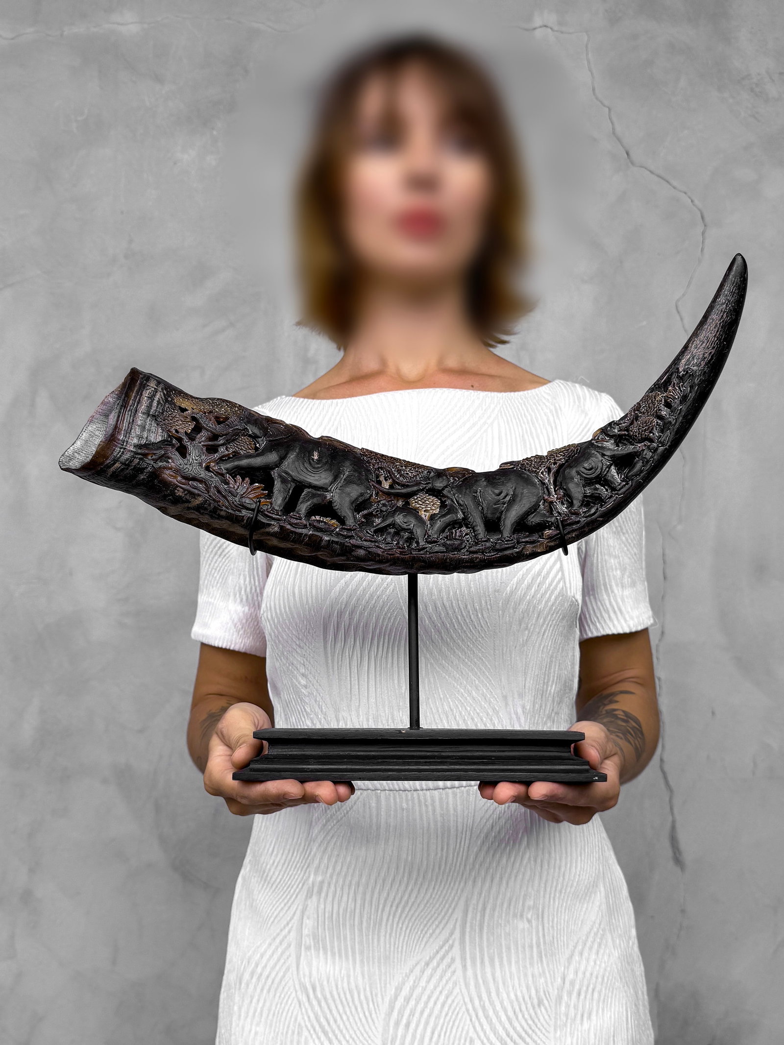 Finely engraved large waterbuffalo horn - Elephants motif - 2