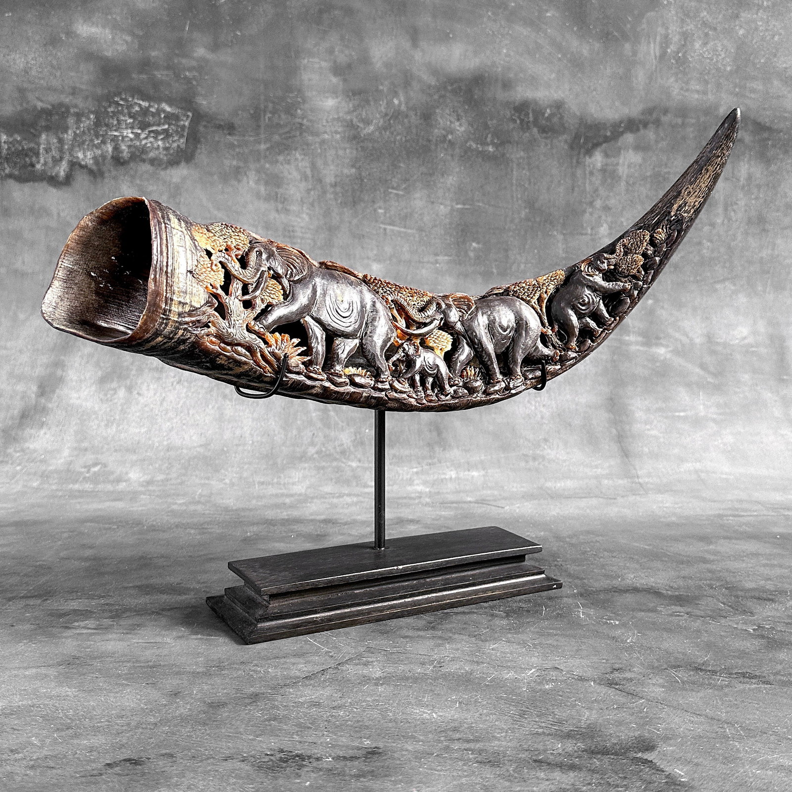 Finely engraved large waterbuffalo horn - Elephants motif - 3