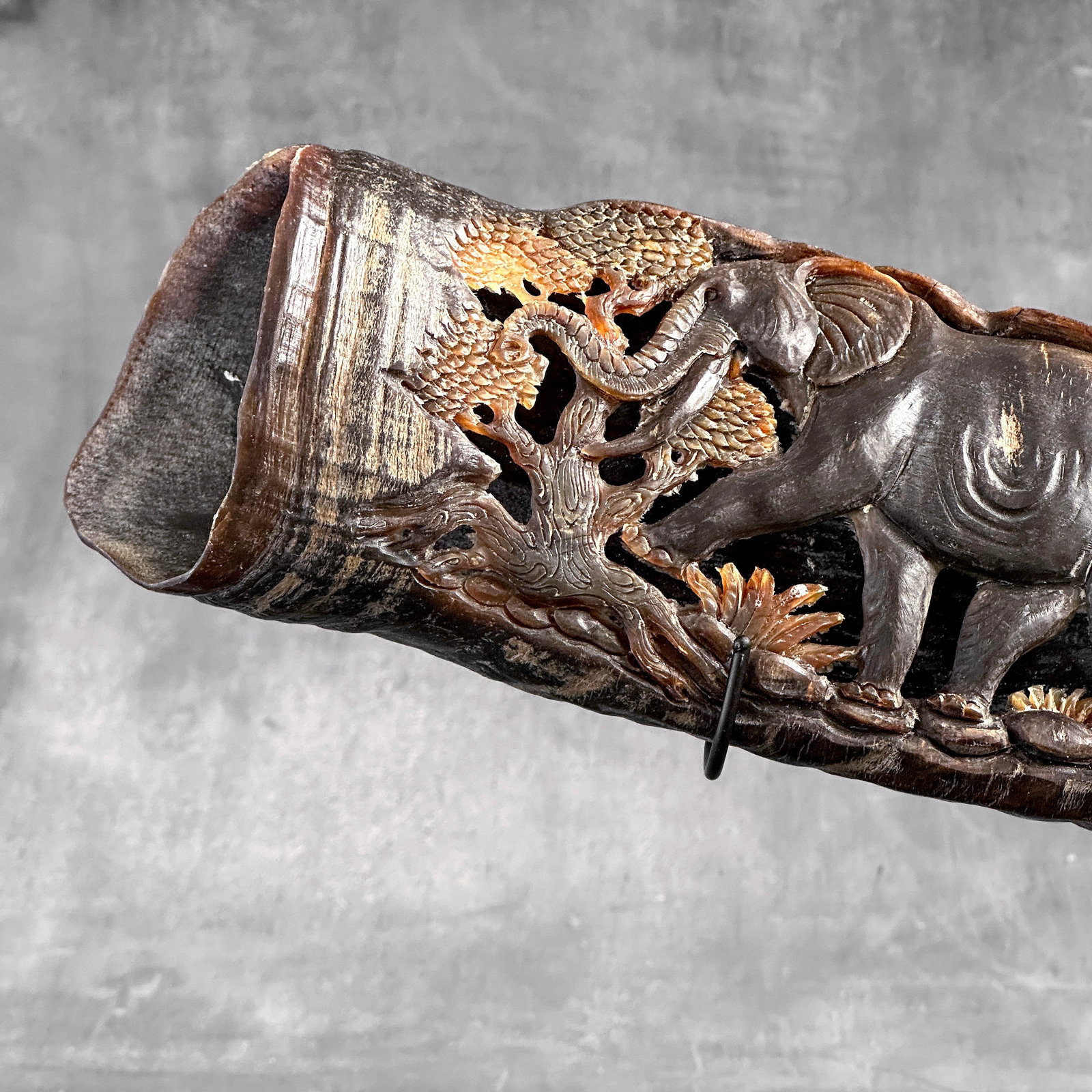 Finely engraved large waterbuffalo horn - Elephants motif - 4