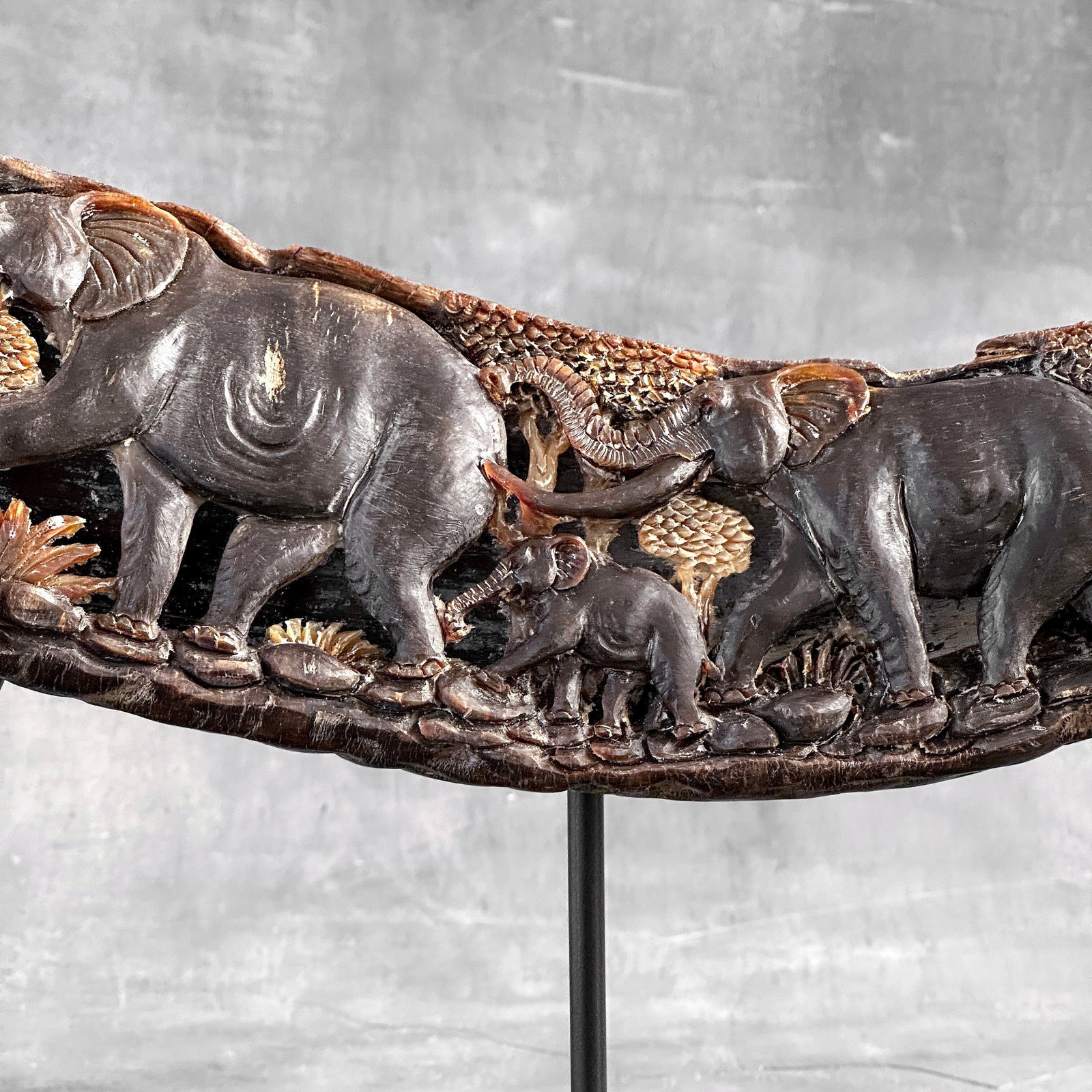 Finely engraved large waterbuffalo horn - Elephants motif - 5
