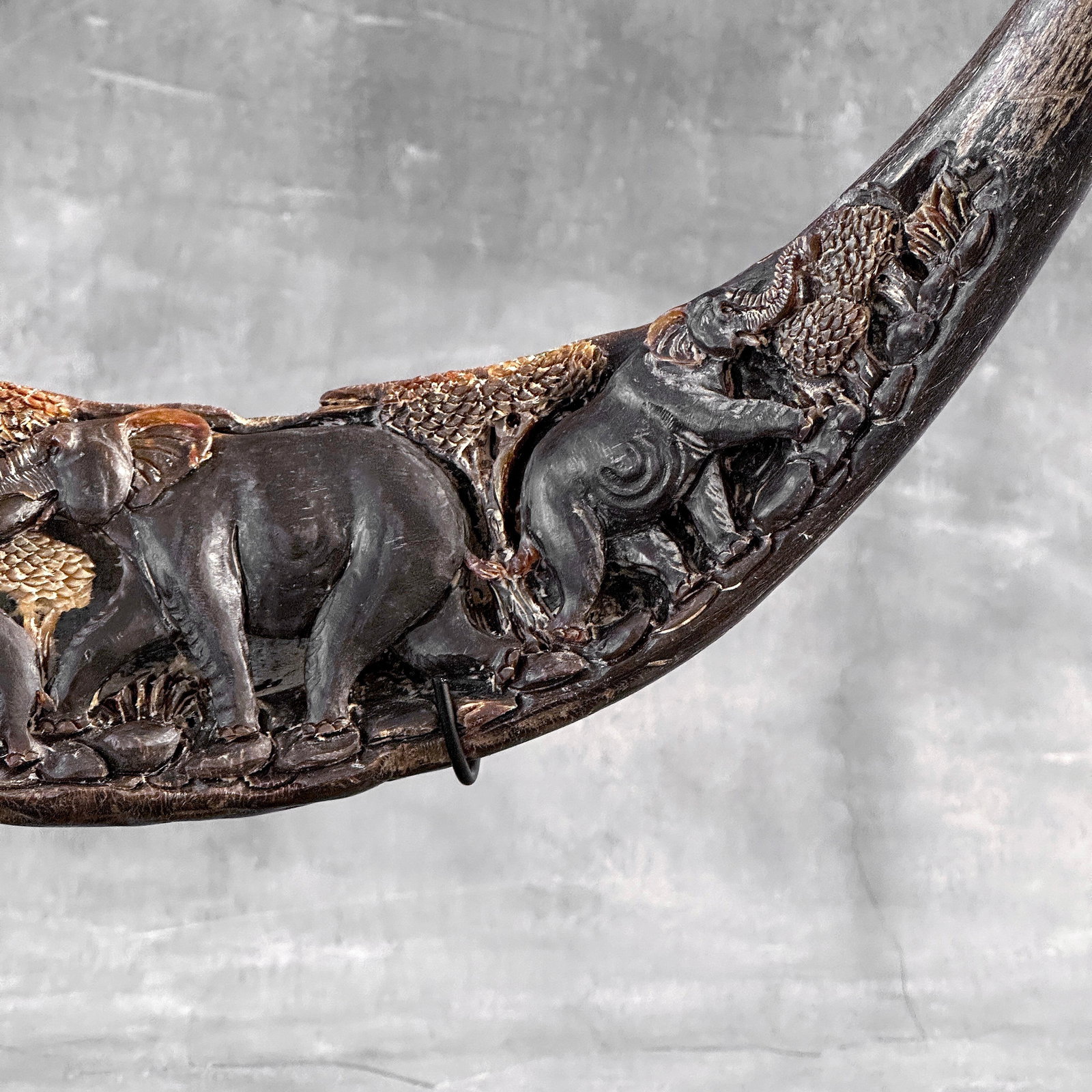 Finely engraved large waterbuffalo horn - Elephants motif - 6