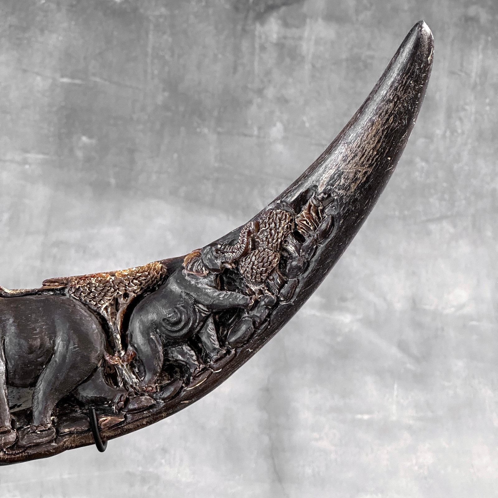 Finely engraved large waterbuffalo horn - Elephants motif - 7