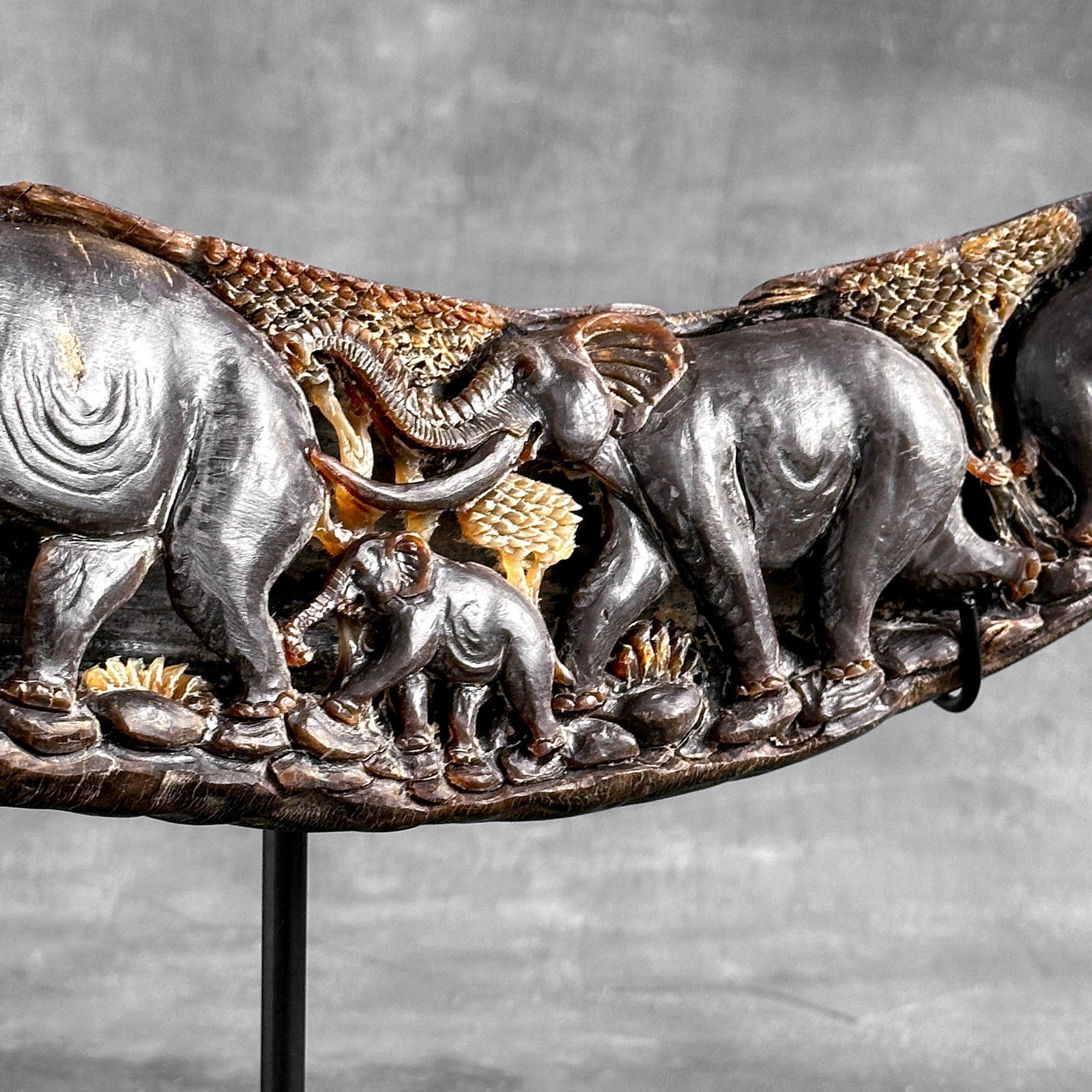 Finely engraved large waterbuffalo horn - Elephants motif - 8