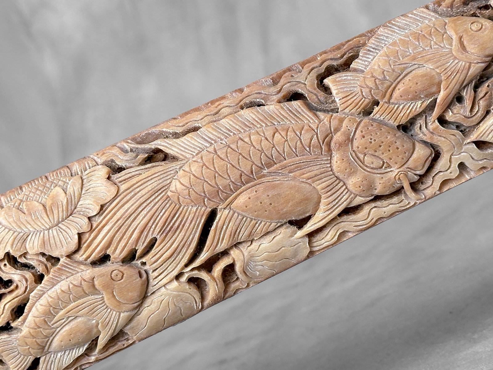 Wonderful large carved swordfish tusk - Japanese koi motif - 3