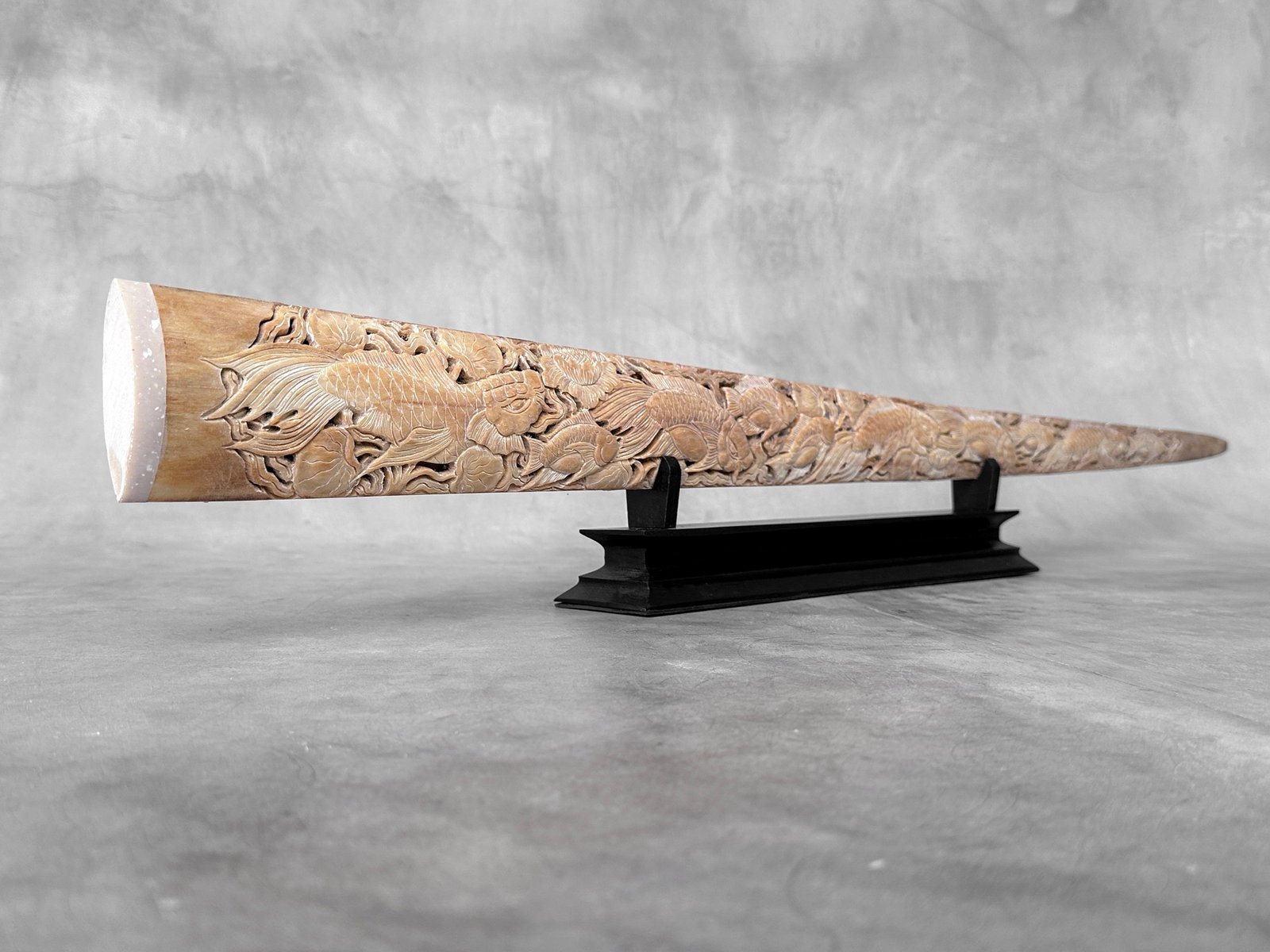 Wonderful large carved swordfish tusk - Japanese koi motif - 4