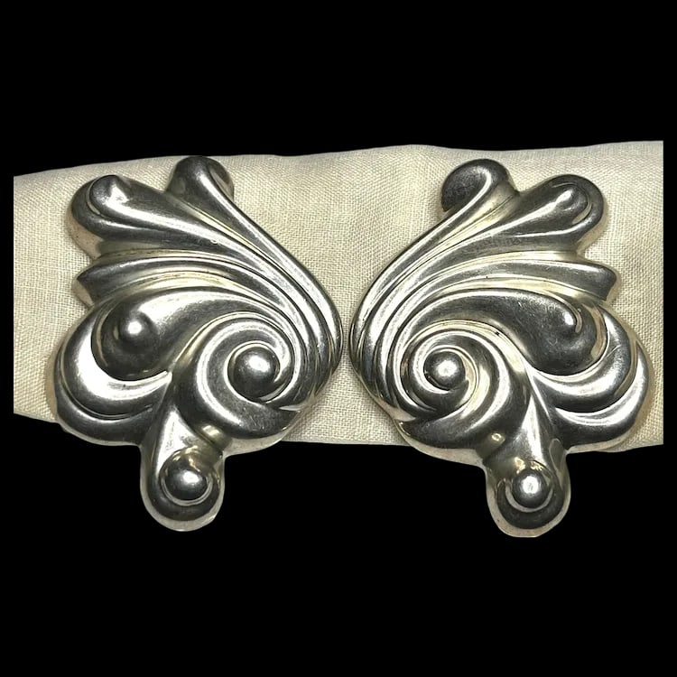 Vintage BILL HOLMAN Oversized Modernist Style Sterling Silver Swirl Clip-On Earrings: Title: Vintage BILL HOLMAN Oversized Modernist Style Sterling Silver Swirl Clip-On Earrings Description: Vintage BILL HOLMAN Oversized Modernist Style Sterling Silver Swirl Clip-On Earrings.