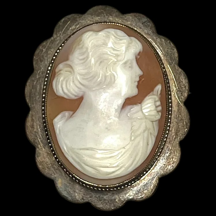 Vintage Shell Cameo Scalloped Brooch: Title: Vintage Shell Cameo Scalloped Brooch Description: Vintage Shell Cameo Scalloped Brooch Date/Period: Vintage Materials: Did not see a Hallmark- Gold tone Metal, Shell Size: Weighs 6.1 grams,