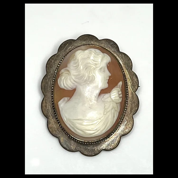 Vintage Shell Cameo Scalloped Brooch - 2