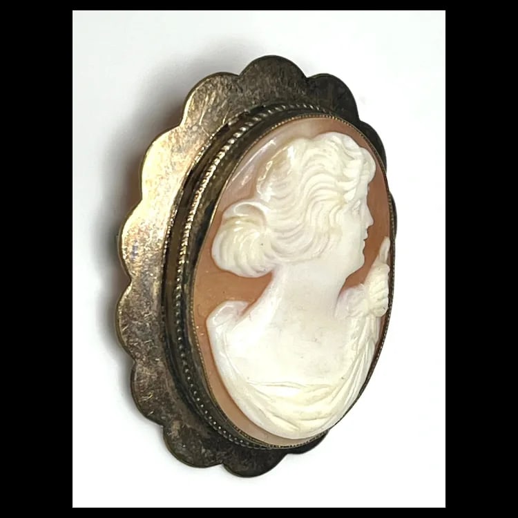Vintage Shell Cameo Scalloped Brooch - 3