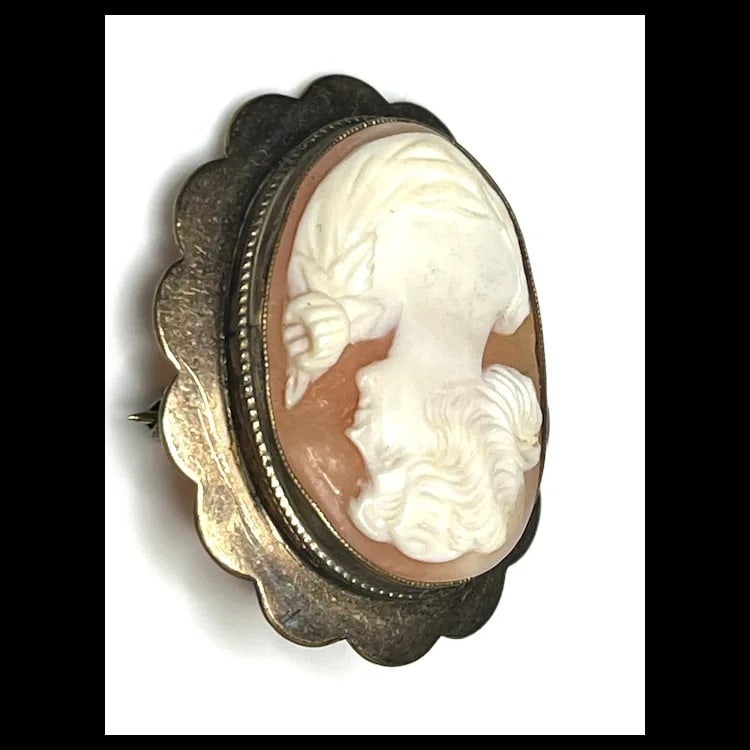 Vintage Shell Cameo Scalloped Brooch - 4