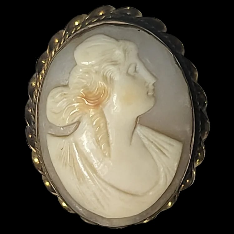 Vintage Hand-Carved Shell Cameo Pendant/Brooch: Title: Vintage Hand-Carved Shell Cameo Pendant/Brooch Description: Vintage Hand-Carved Shell Cameo Pendant/Brooch Date/Period: Vintage Materials: Shell Size: 1 x 1.5 Reserve: $65.00 Shipping: