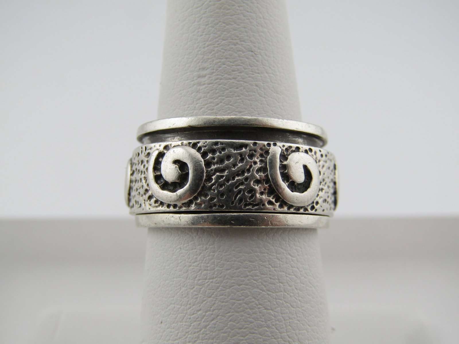 Silpada Sterling Spinner Ring, Coils, 10mm, Sz. 7, 1990's-2000: Silpada Sterling Spinner Ring, Coils, 10mm, Sz. 7, 1990's-2000. This ring is appx. 10mm wide with the spinner having raised coil accents and a dotted background. The spinner is papx. 6.5mm inside the