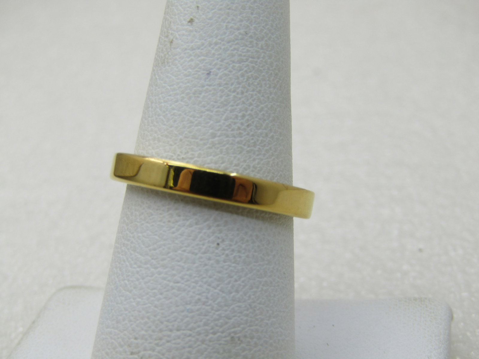 Vintage Joan Rivers Gold Tone Band Ring, Sz. 8, 2.9mm: Vintage Joan Rivers Gold Tone Band Ring, Sz. 8, 2.9mm, flat top, 1.8mm thick. Signed JR. Very good condition, (INV. AZ6920.5 J LD 7/2/20). Reserve: $30.00 Shipping: Domestic: Flat-rate of $6.00 to any