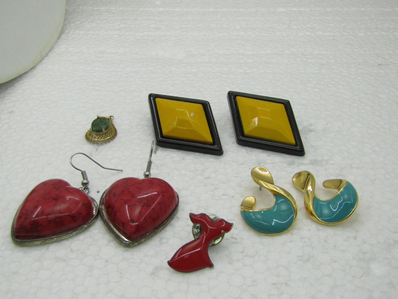 Vintage 1980's Earrings, Pendant, Pin Lot, 3 Earrings, 1 Pendant, 1 Pin: Vintage 1980's Earrings, Pendant, Pin Lot, 3 Earrings, 1 Pendant, 1 Pin Reserve: $20.00 Shipping: Domestic: Flat-rate of $6.00 to anywhere within the contiguous U.S. International: Foreign shipping