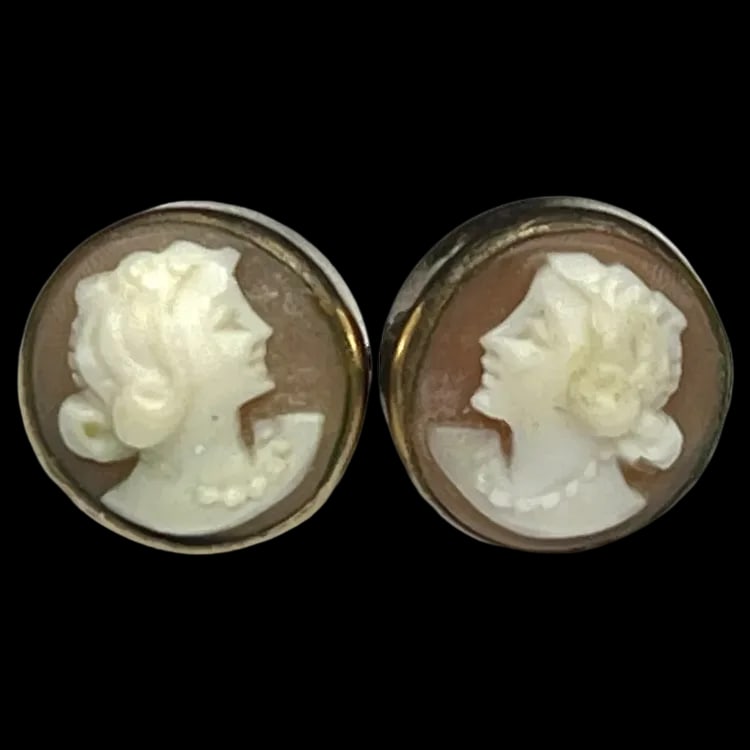 Vintage Van Dell 12k GF Screw-back Pierced Cameo Earrings: Title: Vintage Van Dell 12k GF Screw-back Pierced Cameo Earrings Description: Vintage Van Dell 12k GF Screw-back Pierced Cameo Earrings Date/Period: Vintage Materials: Hallmarked- Van Dell 1/20- 12k G