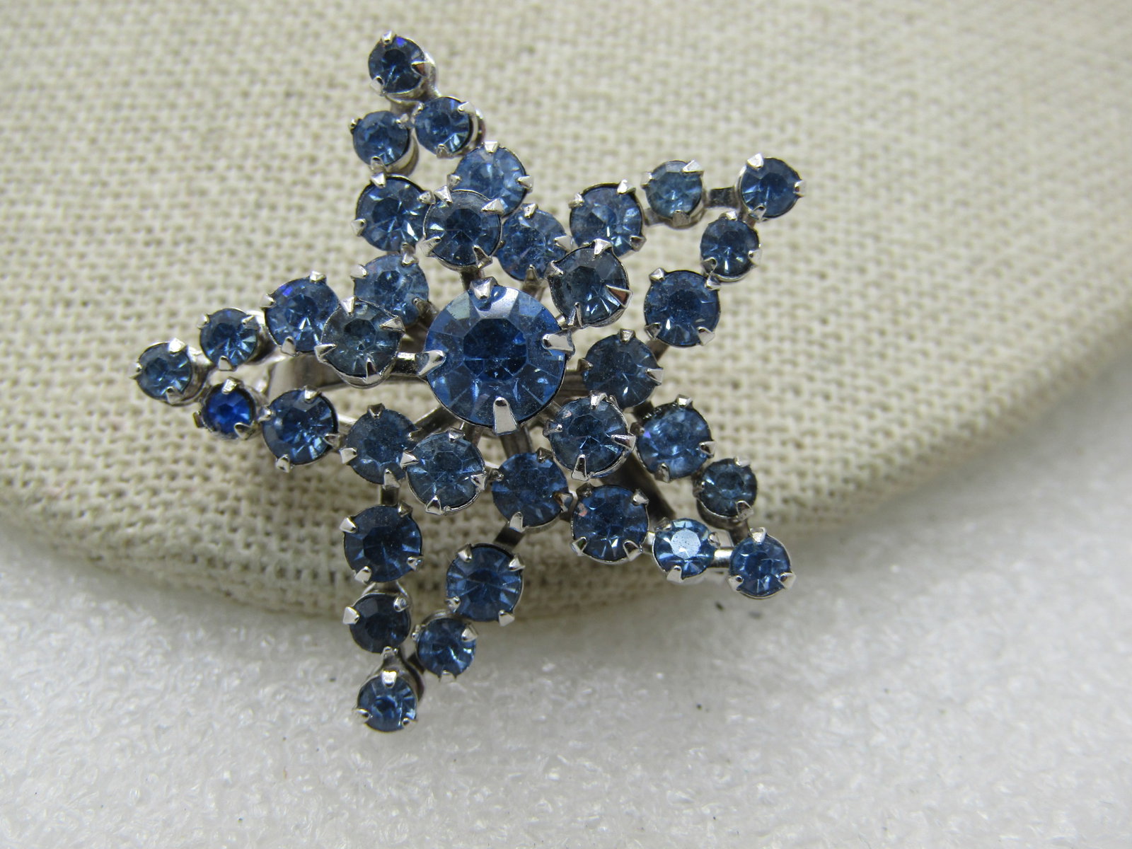 Vintage Blue Rhinestone Tiered Star Brooch, 1.5": Vintage Blue Rhinestoine Tiered Star Brooch, 1.5" Silver Tone, 1960's. Very clean brooch, not signed by the maker. In very good condition. (INV. W. 82920.7 SS2685 J LD 10/13/20) Reserve: $20.00 Shippi