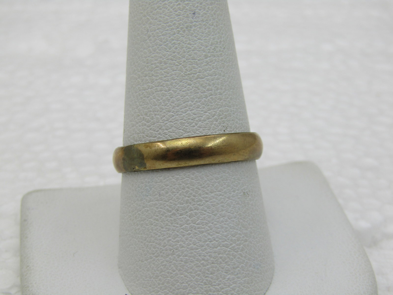 Vintage 10kt G.F. Uncas Wedding Band, Sz. 9, 3.5mm: Vintage 10kt G.F. Uncas Wedding Band, Sz. 9, 3.5mm. 1950's-1960's gold filled band by Uncas from Connecticut. Light wear, good condition. Unisex. (INV. W.COV.1X1 SS1449 LD 12/10/20). Reserve: $25.00