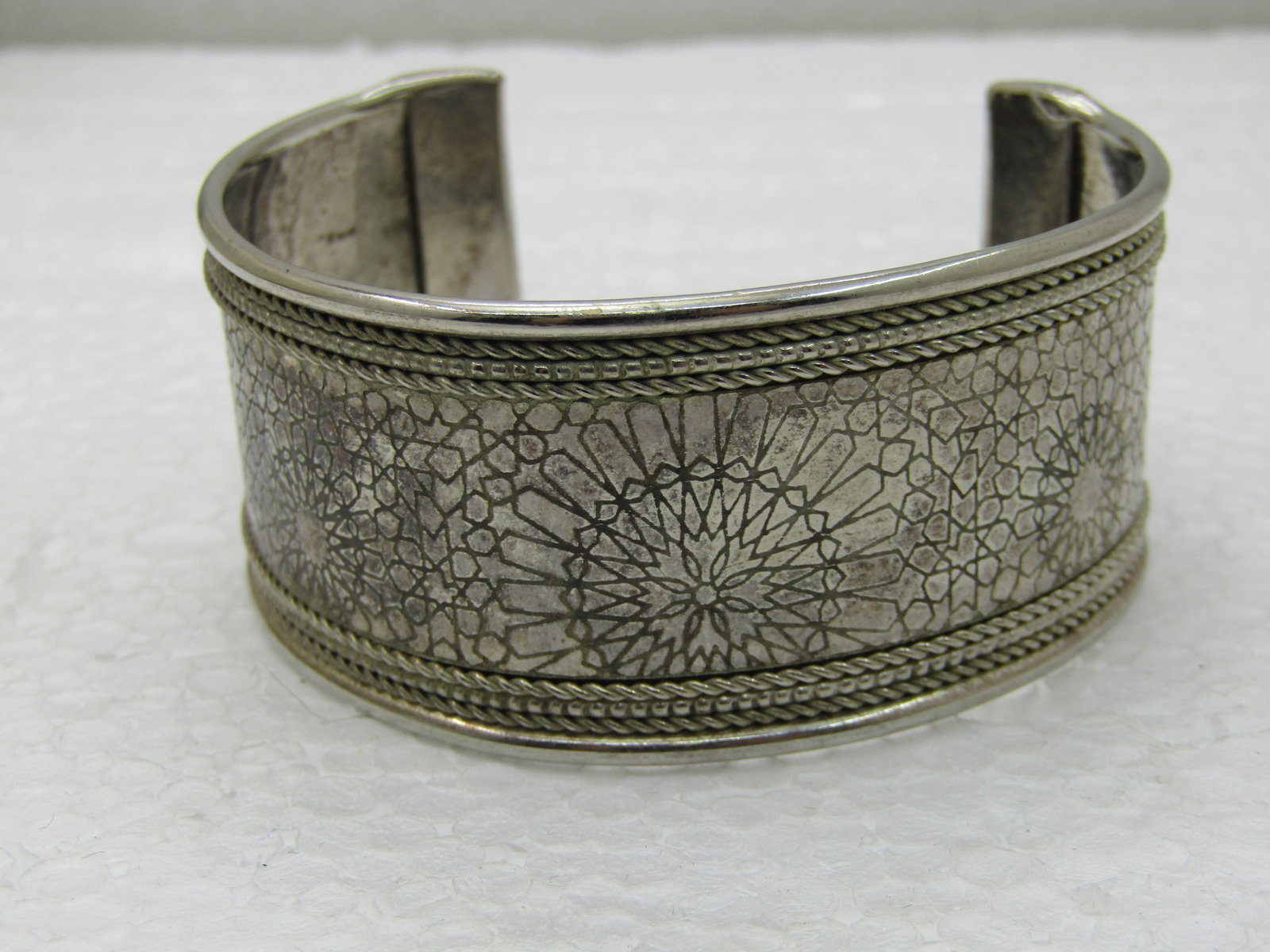 Vintage 1-1/8" Wide Cuff Bracelet, 7.5", Stamped Design, Rope Accent, Silver Tone: Vintage 1-1/8" Wide Cuff Bracelet, 7.5", Stamped Design, Rope Accent, Silver Tone. The stamped design is a blossom design or a lined gemetric blossom design with a grid between those. 1960s-1970's. Si