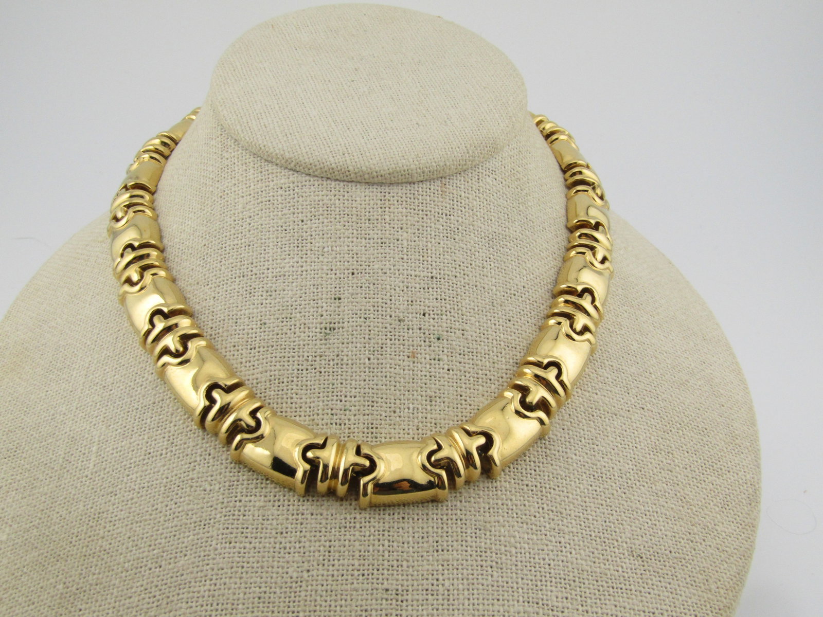 Vintage Wide Link Monet Necklace, 16", Wreath Style, 1970's-1980's: Vintage Wide Link Monet Necklace, 16", Wreath Style, 1970's-1980's. This is gold tone with a flip clasp where it is signed Monet. It is appx. 12.5mm wide with links that are appx. 3/4" wide with raise