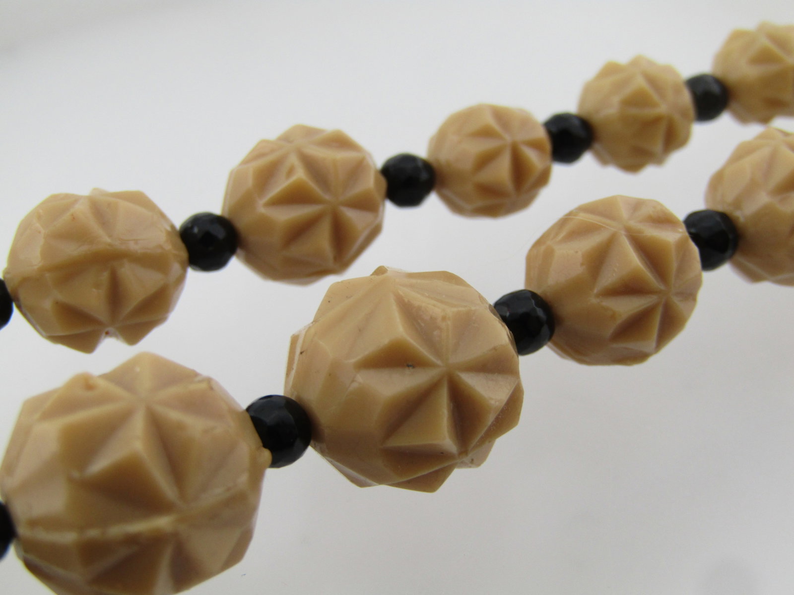 Vintage Tan/Black Graduated Pressed Glass Beaded Necklace, 17", 1950's-1960's (newer clasp) - 6