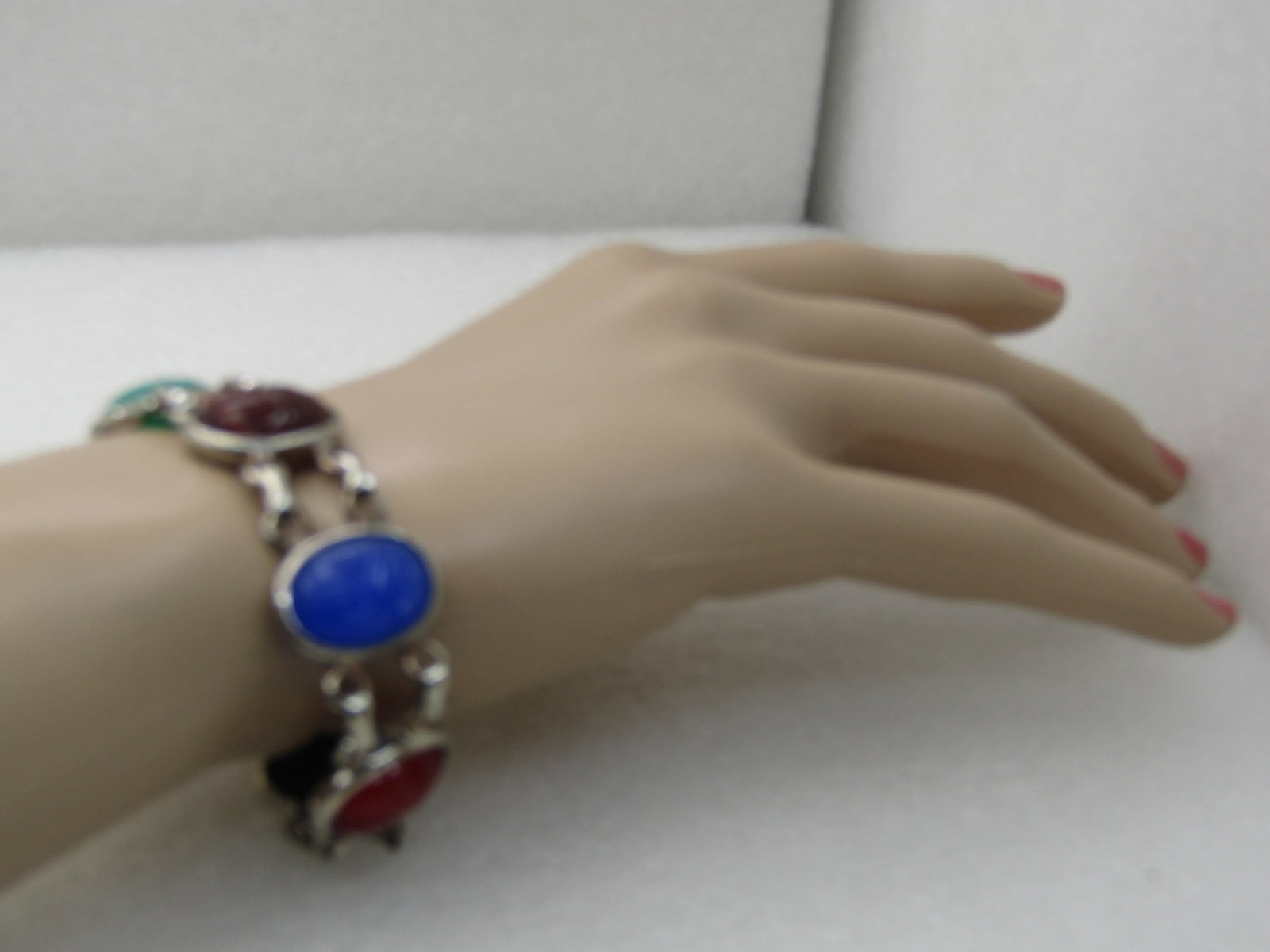 Vintage Egyptian Themed Scarab Bracelet, 7', Glass Scarabs, 1960's-1970's - 5