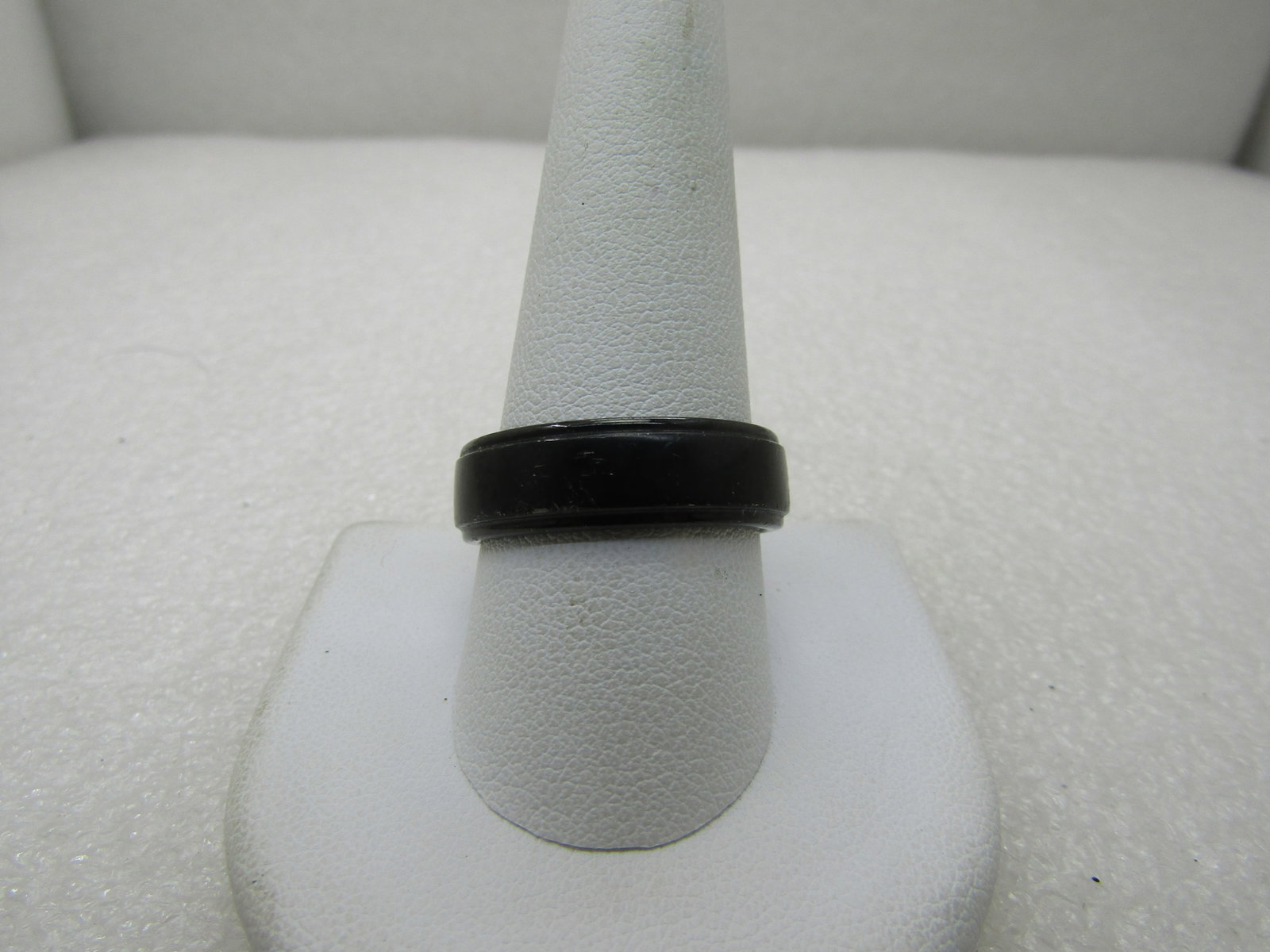 Steelx Men's Black Steel Ring, Sz. 10.5, 6.5mm wide, tiered edges.: Steelx Men's Black Steel Ring, Sz. 10.5, 6.5mm wide, tiered edges. Signed Steelx in silver lettering. Steel ring, very good condition. (INV. W. 2720.15. 8 SS2669 LD 10/14/20). Reserve: $25.00