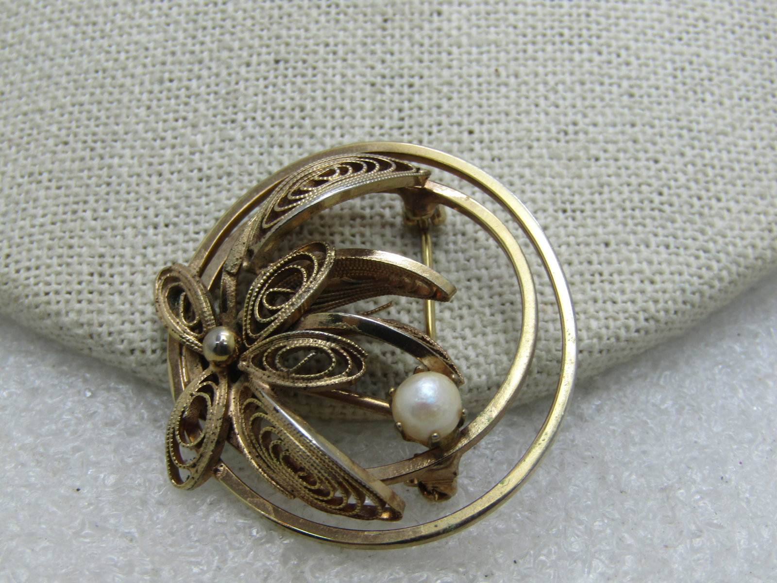 Vintage Faux Pearl Filigree Floral Circle Brooch, 1960's, 1.5" Gold Tone: Vintage Faux Pearl Filigree Floral Circle Brooch, 1960's, 1.5" Gold Tone, double oval type design with tiered filigree petals, some curved sideways too. 5mm faux pearl, prong-set. Not signed by the ma