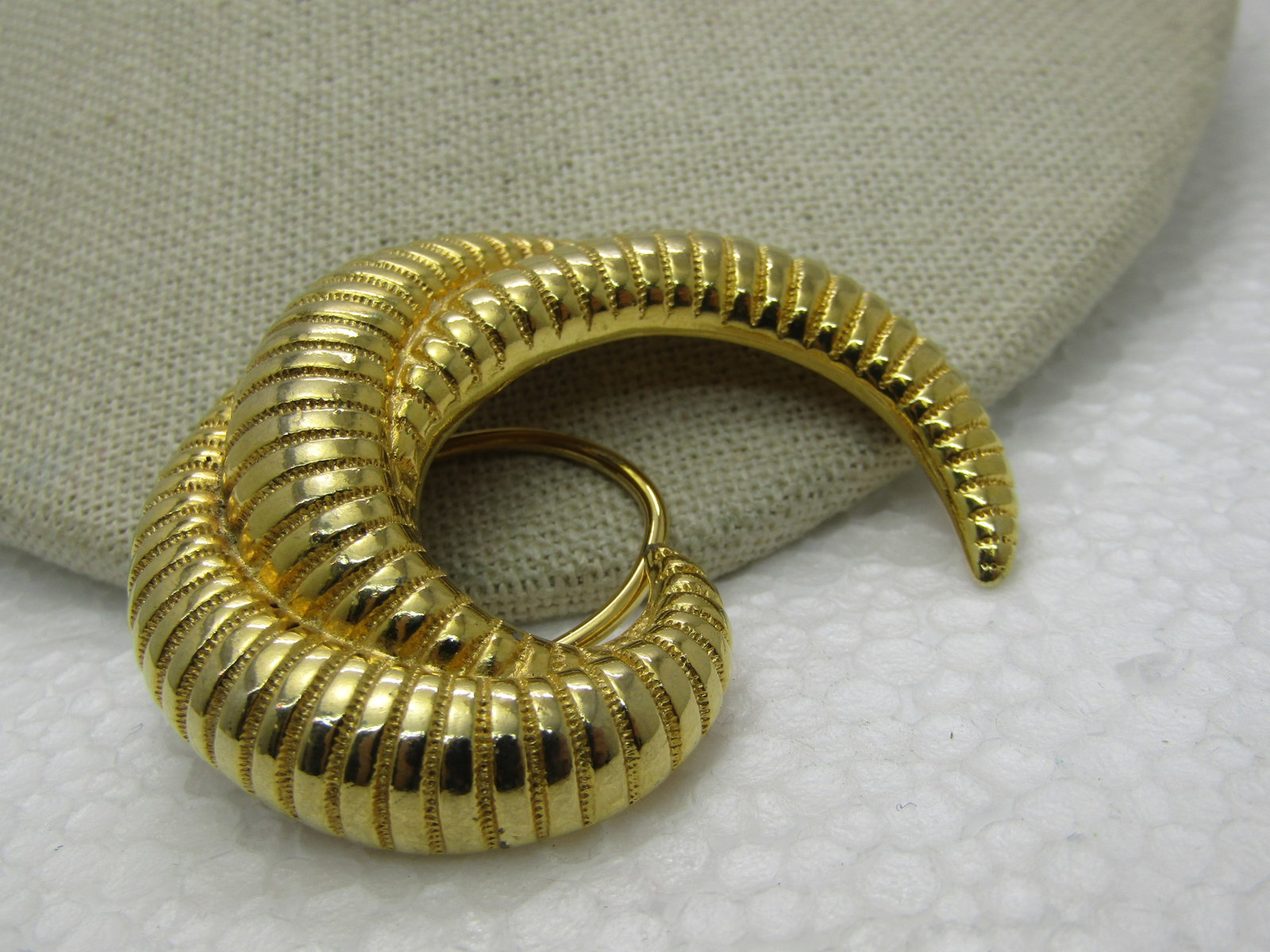 Vintage Curved Scarf Clip, Gold Tone, 1980's. 2.25" - 3