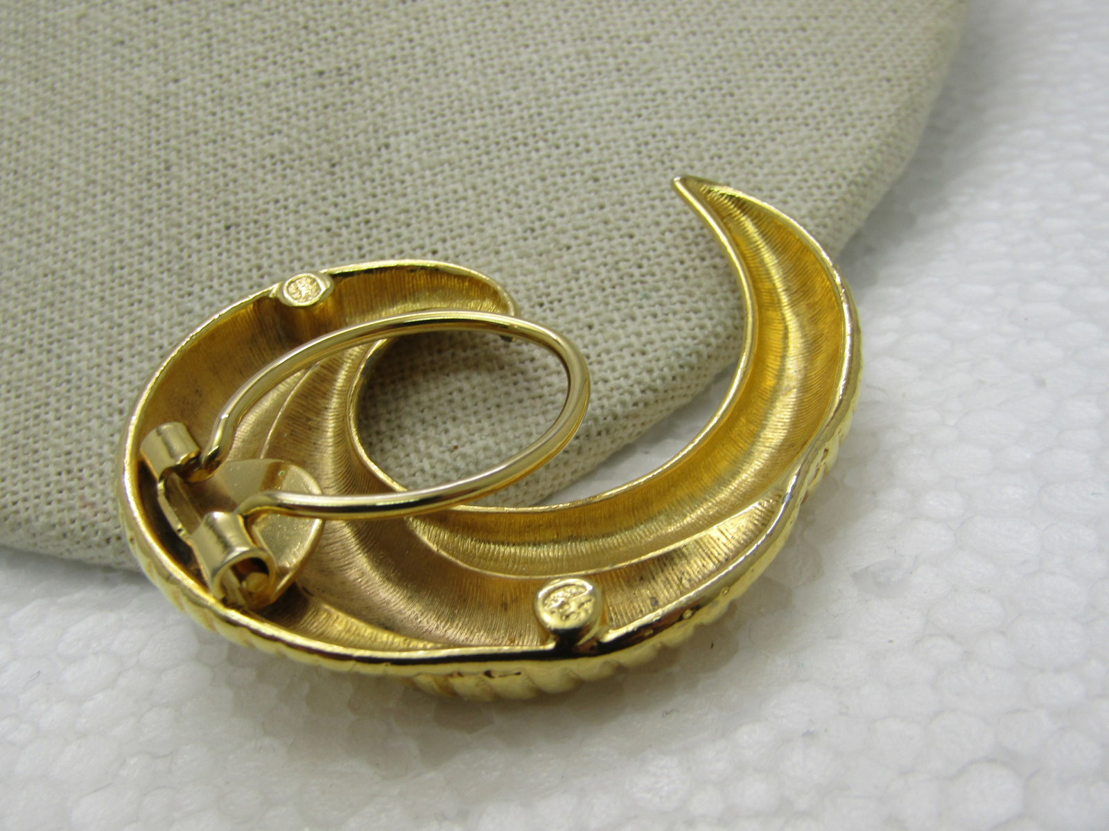 Vintage Curved Scarf Clip, Gold Tone, 1980's. 2.25" - 4