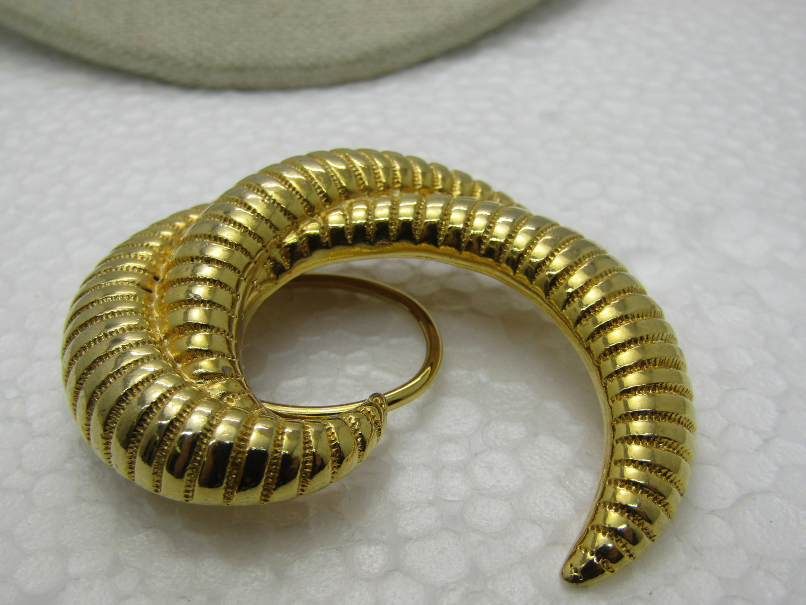 Vintage Curved Scarf Clip, Gold Tone, 1980's. 2.25" - 5