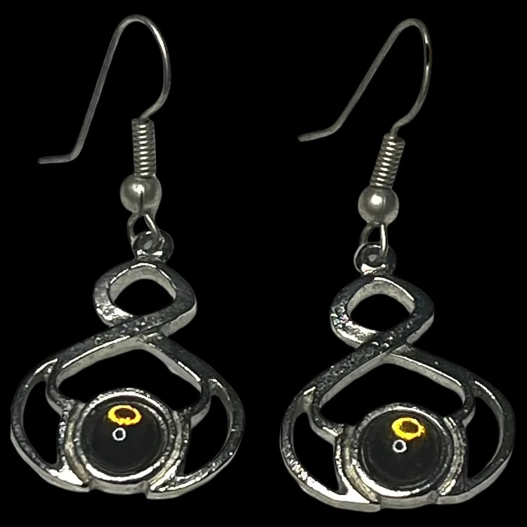 Estate Celtic Design Earrings: Title: Estate Celtic Design Earrings Description: Estate Celtic Design Earrings Date/Period: Estate Materials: Did not see a Hallmark- Uncertain of the Metal Size: Weighs 4.1 grams. Measures Approx. 1