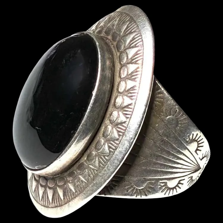 Signed Estate Navajo Oval Onyx Sterling Silver Ring: Title: Signed Estate Navajo Oval Onyx Sterling Silver Ring Description: Signed Estate Navajo Oval Onyx Sterling Silver Ring Date/Period: Estate Materials: Hallmarked: QT 925 Size: Weighs: 12 grams. Me