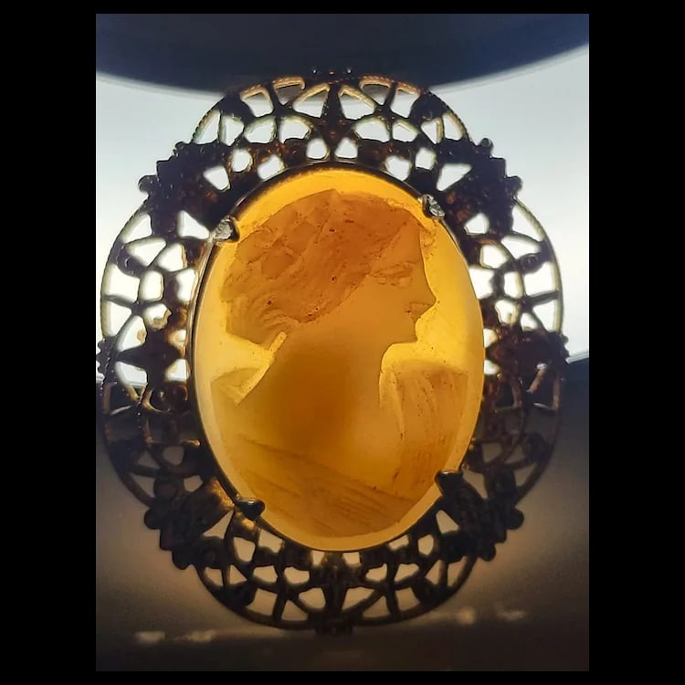 Vintage Hand-Carved Shell Cameo Filigree Brooch - 5