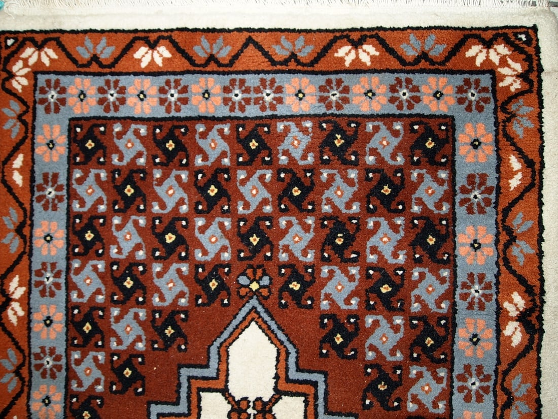 Handmade vintage Moroccan Berber rug 2.6' x 5.6' (81cm x 170cm) 1970s - 2