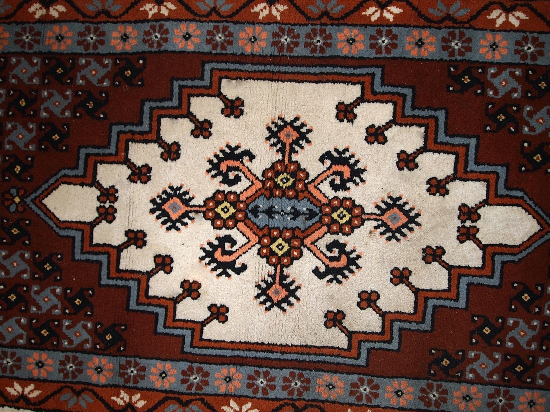 Handmade vintage Moroccan Berber rug 2.6' x 5.6' (81cm x 170cm) 1970s - 5