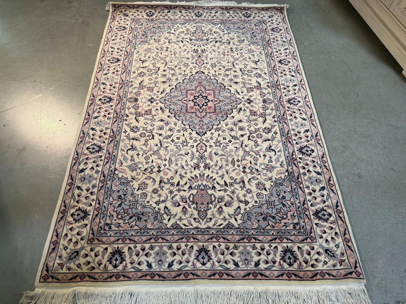Superb Silk&Wool Tabriz Rug 4x6: Title:Superb Silk&Wool Tabriz Rug 4x6 Description:4x6 Super fine Sino Persian Tabriz rug, natural wool pile with silk highlights in Ivory, blue and multi accent colors Handknotted in China Reserve: $3