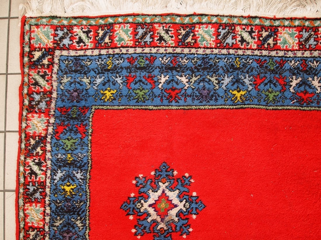 Handmade vintage Moroccan Berber rug 5.6' x 7.9' (170cm x 240cm) 1970s - 2